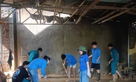 Giúp dân khắc phục hậu quả bão lũ. 