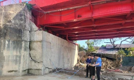 Kiểm tra thực tế tại chân cầu Bằng Giang. Ảnh: K.V