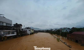 Lực lượng chức năng Cao Bằng đưa người dân đến nơi an toàn. 