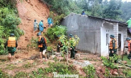 Lực lượng chức năng tỉnh Cao Bằng tìm kiếm nạn nhân vụ sạt lở đất. 