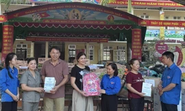 Tặng quà hỗ trợ cho các em học sinh vùng lũ Lạng Sơn. 