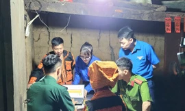 Giúp người dân tiến hành các thủ tục hành chính công ở xã Ba Sơn. 