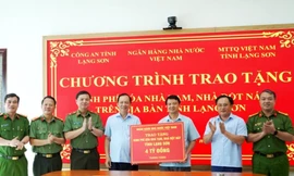 Trao kinh phí hỗ trợ xóa nhà tạm, nhà dột nát trên địa bàn tỉnh Lạng Sơn. 