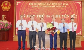 Lãnh đạo tỉnh Cao Bằng tặng hoa chúc mừng tân Phó Chủ tịch UBND tỉnh. 