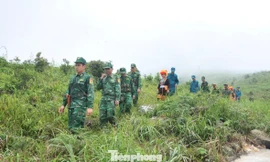 Lực lượng Biên phòng và dân quân, nhân dân Lạng Sơn phối hợp tuần tra biên giới. Ảnh: B.P