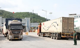 Hàng chở hoa quả thông quan qua cửa khẩu Lạng Sơn. Ảnh: Đ.Q