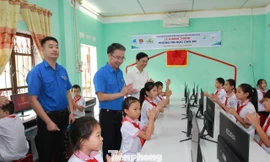 Các em học sinh biên giới Lạng Sơn vui mừng nhận dàn máy tính do Trung ương Đoàn tặng. 