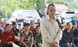 Tàng trữ trái phép súng quân dụng, bị cáo Triệu Tiến Tài ra tòa lĩnh án. 