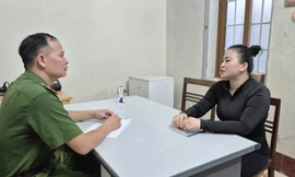 Đối tượng Hoàng Thị Duyên (bên phải) khai nhận hành vi tại cơ quan công an. 