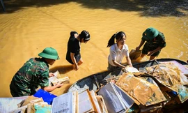 Phơi sách vở, khắc phục sau lũ của học sinh Lạng Sơn. 