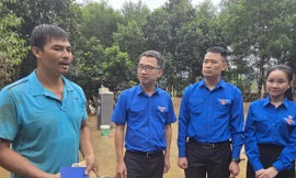 Anh Hà Văn Tuấn kể chuyện cứu dân. Ảnh: Duy Chiến. 