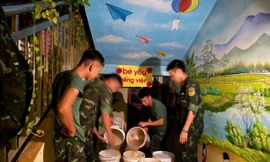 Bộ đội giúp dân khắc phục nguồn nước ở các trường mầm non. 