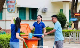 Tuổi trẻ Lạng Sơn tham gia vệ sinh nơi công cộng. 