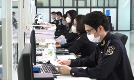 Công chức hải quan khu vực VI- Lạng Sơn thực hiện công việc tại cửa khẩu. Ảnh: T.H