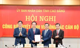 Các cán bộ được điều động, bổ nhiệm nhận hoa chúc mừng. Ảnh: CB