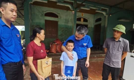 Bí thư Trung ương Đoàn Nguyễn Tường Lâm thăm, tặng quà hỗ trợ người dân vùng lũ Lạng Sơn. Ảnh: Duy Chiến. 