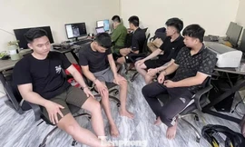 Các đối tượng trang bị nhiều máy tính để thực hiện hành vi lừa đảo. Ảnh: CA