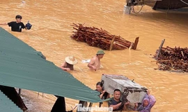 Lực lượng chức năng tỉnh Lạng Sơn sơ tán dân đến nơi an toàn. Ảnh: Dương Nguyên.