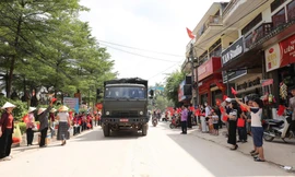 Bà con vùng lũ Lạng Sơn chia tay cán bộ, chiến sĩ Trung đoàn 12. 