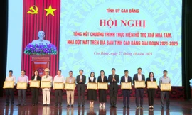 Nhiều tập thể, cá nhân có thành tích xuất sắc được khen thưởng. Ảnh: CB