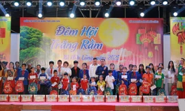 Tỉnh Đoàn Lạng Sơn và lãnh đạo xã Hữu Lũng tặng quà cho các em học sinh hoàn cảnh khó khăn. Ảnh: Duy Chiến 