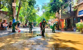 Lực lượng Biên phòng Cao Bằng tham gia vệ sinh đường phố.