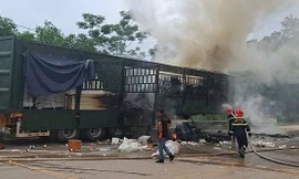 Hiện trường vụ cháy xe ô tô chở số lượng lớn hàng không rõ nguồn gốc. Ảnh: H.L