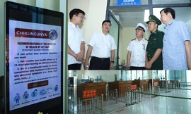 Bộ Y tế kiểm tra công tác phòng chống dịch bệnh tại cửa khẩu quốc tế Hữu Nghị. Ảnh: SKĐS