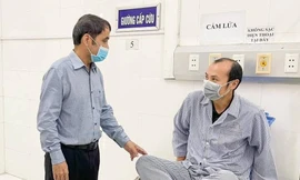 Thăm hỏi bệnh nhân ở Bệnh viện đa khoa Cao Bằng. Ảnh: CB