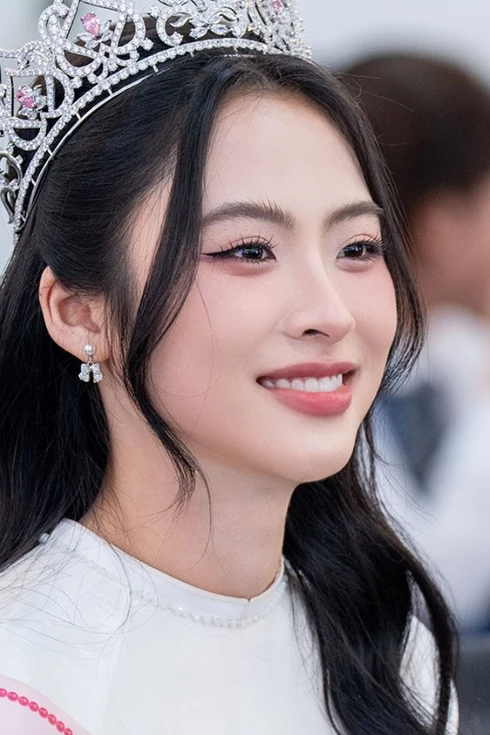 Á hậu Vân Nhi trong vòng vây hàng trăm sinh viên