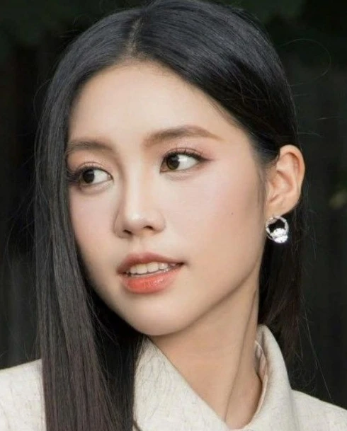 Á hậu Châu Anh, Vân Nhi trở lại trường học