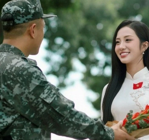 Hoa hậu Hà Trúc Linh gặp cảnh vệ gây sốt mạng xã hội