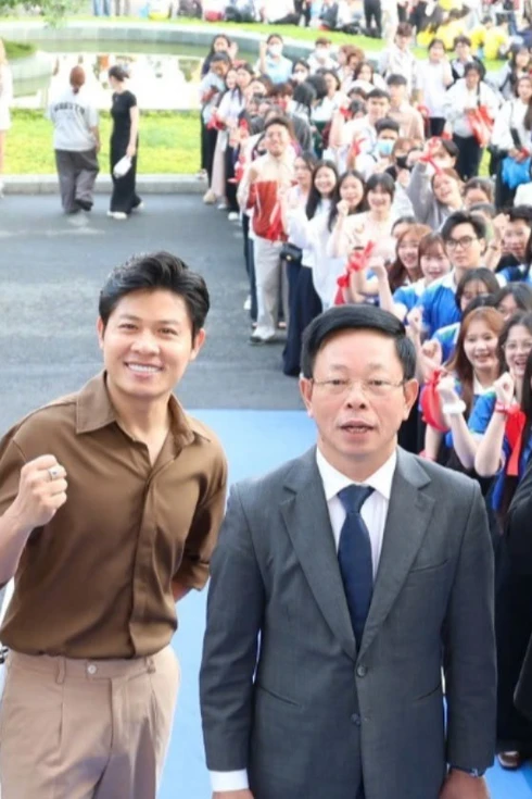 Hàng nghìn sinh viên vỡ òa cùng Hoa hậu Thanh Thủy, nhạc sĩ Nguyễn Văn Chung tại Chủ Nhật Đỏ