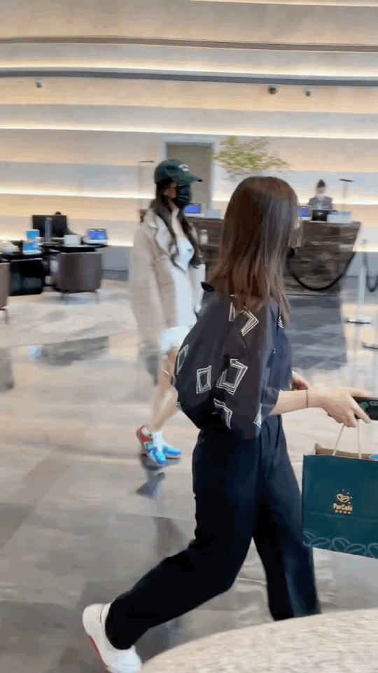 Người đẹp ăn mặc đơn giản...