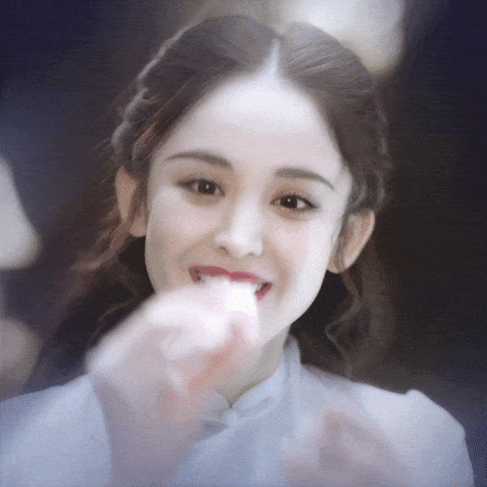 Netizen nhận xét Cổ Lực Na Trát diễn vẫn còn gượng gạo.