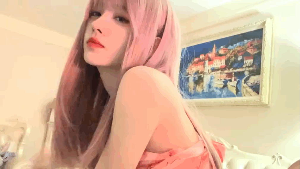 Bị chê bai một màu, Cúc Tịnh Y chơi lớn với mái tóc màu hồng phấn. Bị chê bai một màu, Cúc Tịnh Y chơi lớn với mái tóc màu hồng phấn.