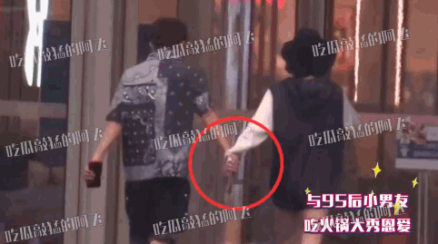 Trương Vũ Kỳ và bạn trai tin đồn nắm tay nhau đi dạo. Trương Vũ Kỳ và bạn trai tin đồn nắm tay nhau đi dạo.