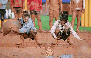 ...thậm chí còn phun bùn về phía đàn chị.