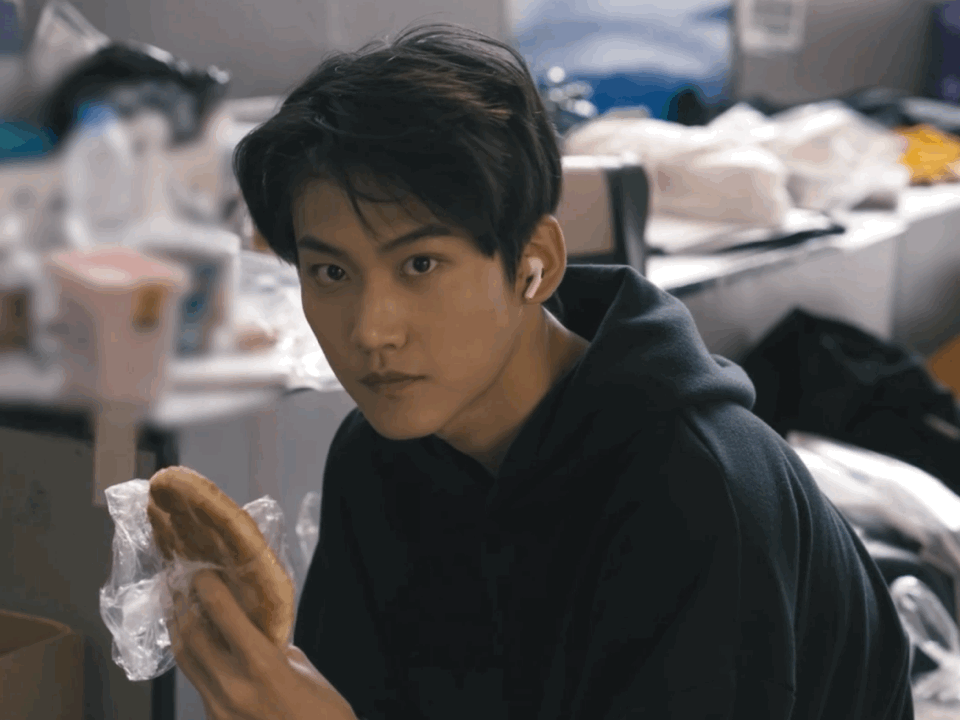 Châu Kha Vũ ăn bánh mì, nhưng mà fan "uống nhầm một ánh mắt, cơn say theo cả đời"? Châu Kha Vũ ăn bánh mì, nhưng mà fan "uống nhầm một ánh mắt, cơn say theo cả đời"?