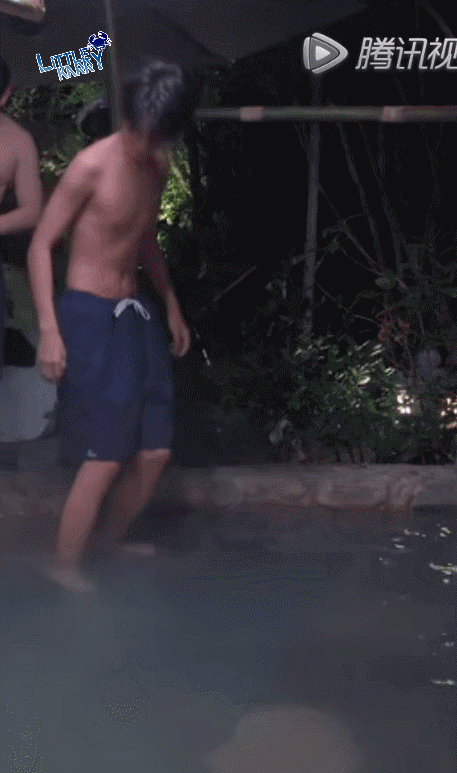 Vương Tuấn Khải khiến khán giả lo lắng vì thân hình quá gầy.