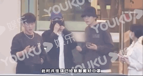 Hai người đứng kề sát nhau trò chuyện.