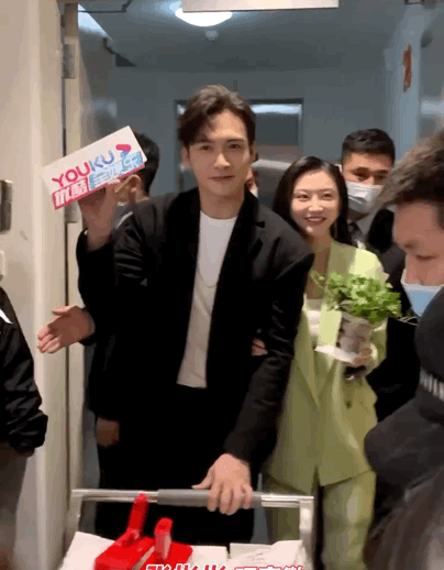 Tiểu thư Tư Đằng mong manh bên cạnh "nô lệ" Tần Phóng ngay cả ở ngoài đời.