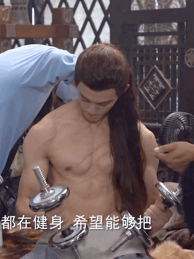 Trong khi đó Ngô Lỗi lại gây sốt với thân hình 6 múi cường tráng.