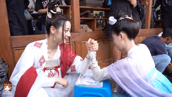 Hậu trường vật tay của Nhiệt Ba và Lộ Tư. Hậu trường vật tay của Nhiệt Ba và Lộ Tư.