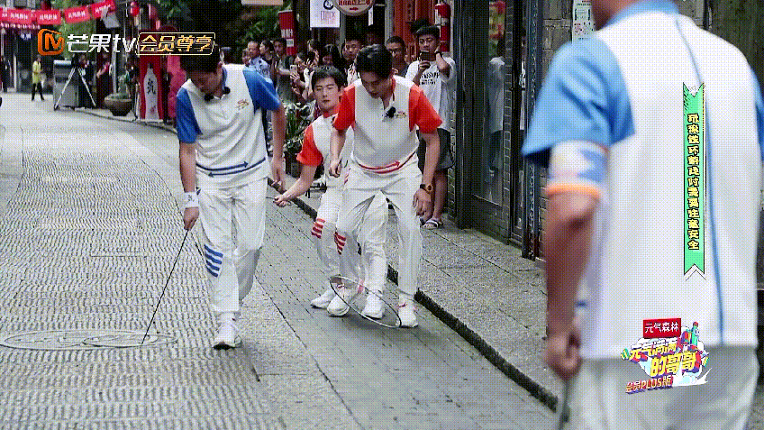 Dương Dương là "hố đen" trò chơi chuyên kéo chân đồng đội cả nghĩa đen lẫn nghĩa bóng. Dương Dương là "hố đen" trò chơi chuyên kéo chân đồng đội cả nghĩa đen lẫn nghĩa bóng.