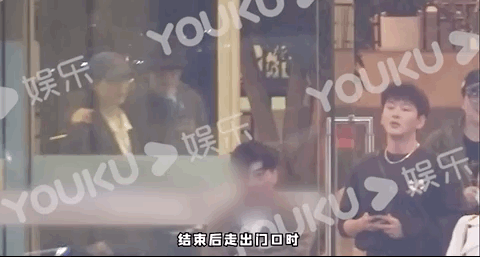 Ngụy Triết Minh ôm vai Hứa Giai Kỳ.