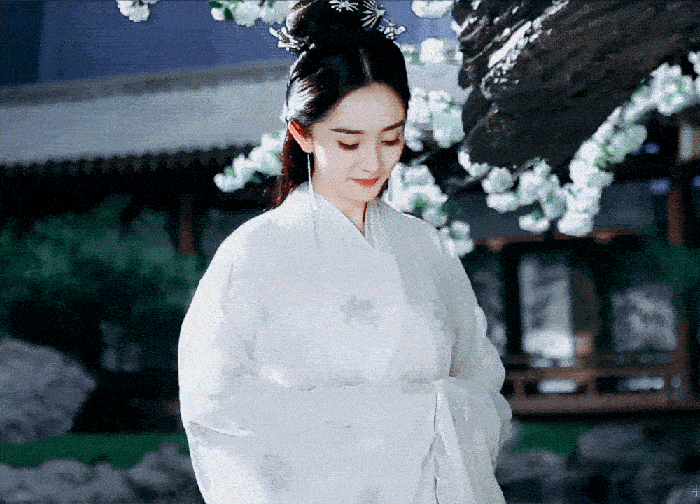 Dù là vẻ thẹn thùng, e ấp. Dù là vẻ thẹn thùng, e ấp.