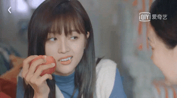 Ăn táo thiếu tự nhiên. Ăn táo thiếu tự nhiên.