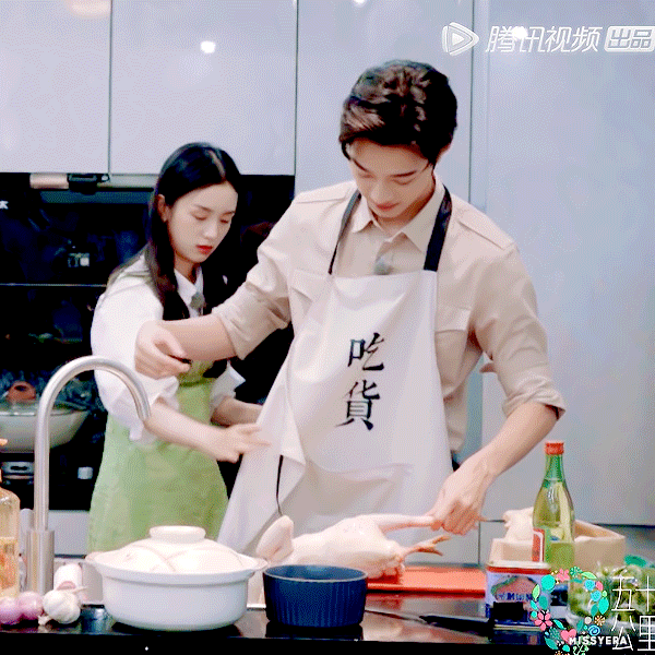 Cùng tham gia 50 Km Vườn Đào, cả hai dành cho nhau nhiều cử chỉ thân mật.