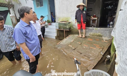 Chủ tịch Cần Thơ lội nước khảo sát dự án mở đường đình trệ nhiều năm